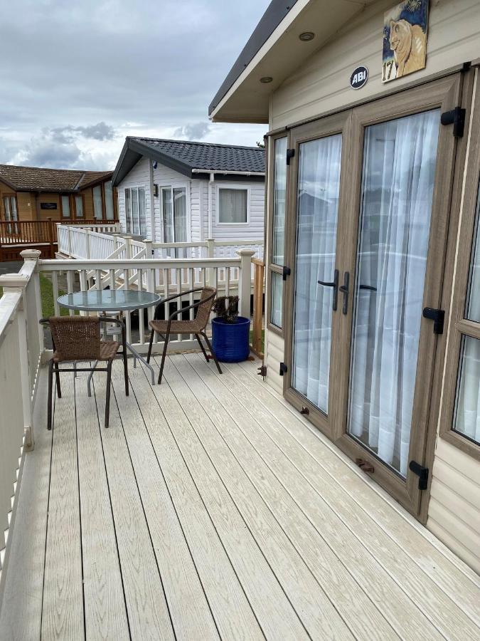 6 Berth Caravan With Decking At Manor Park In Hunstanton Ref 23017H Eksteriør bilde